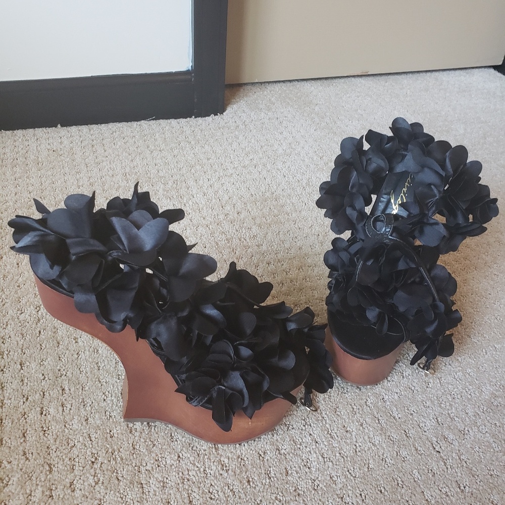 Flower wedge heels